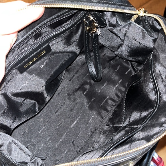 MICHAEL KORS BLACK GOLD SATCHEL HANDBAG/SHOULDER BAG VERY ROOMY NEW ADJ STRAP - Picture 9 of 15